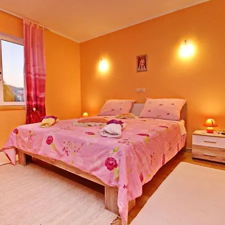 Holiday Mihael - Two Bedroom Holiday With Balcony And Partial Sea View
